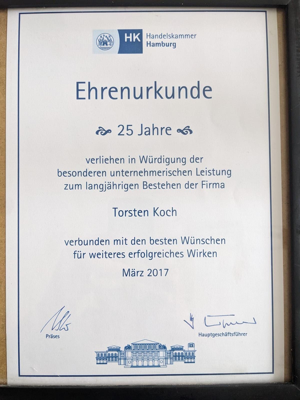 Ehrenurkunde der Handelskammer Hamburg für 25 Jahre Firmenbestehen, verliehen im März 2017